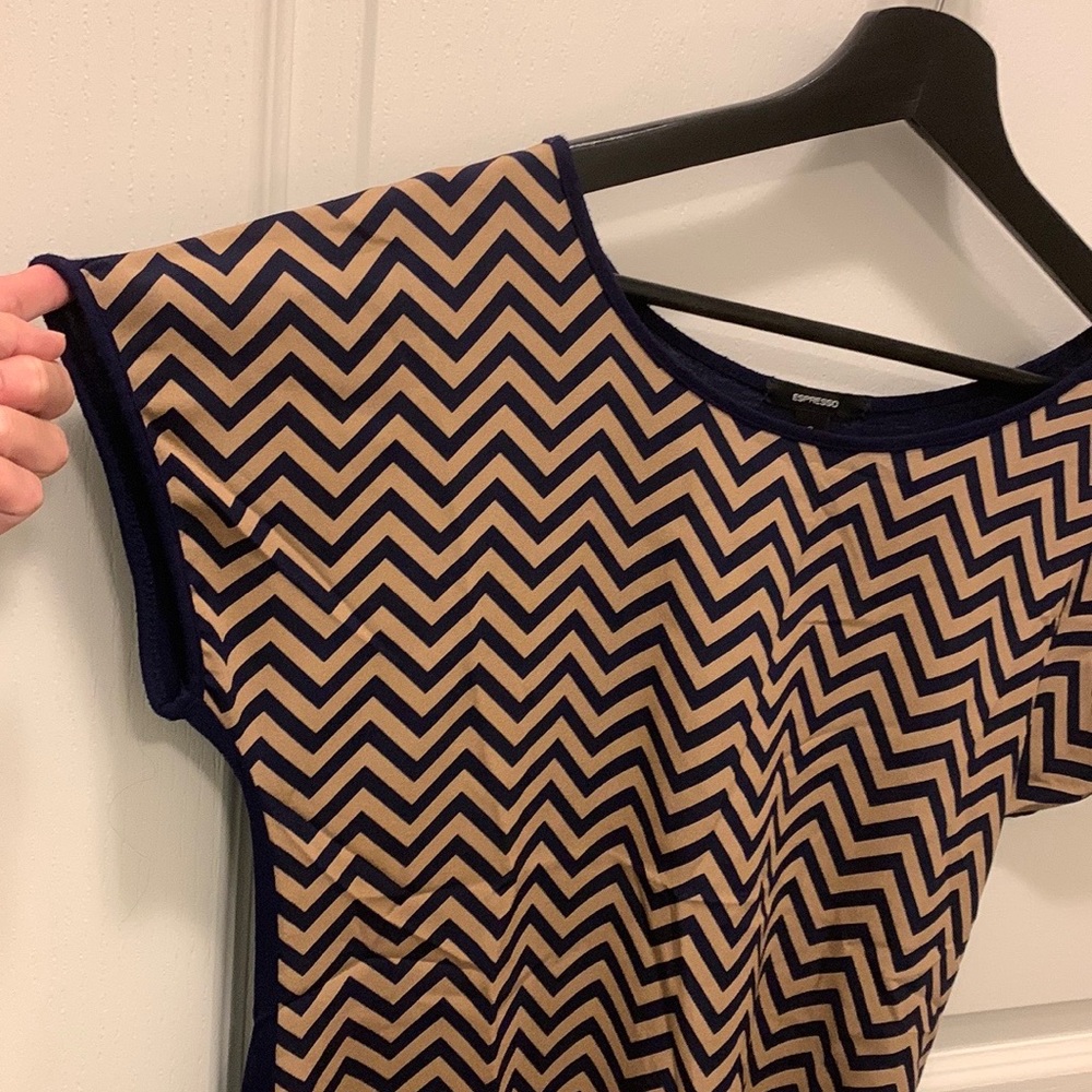 Espresso Brand Short Sleeve Top Navy/Tan Chevron - Small
